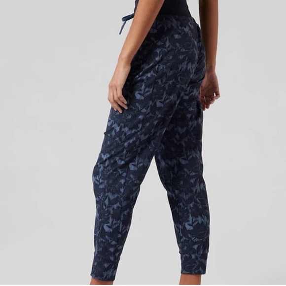 Athleta Trekkie North Jogger 4 Floral Print Blue Pants Travel Hike Loungewear - Picture 3 of 15